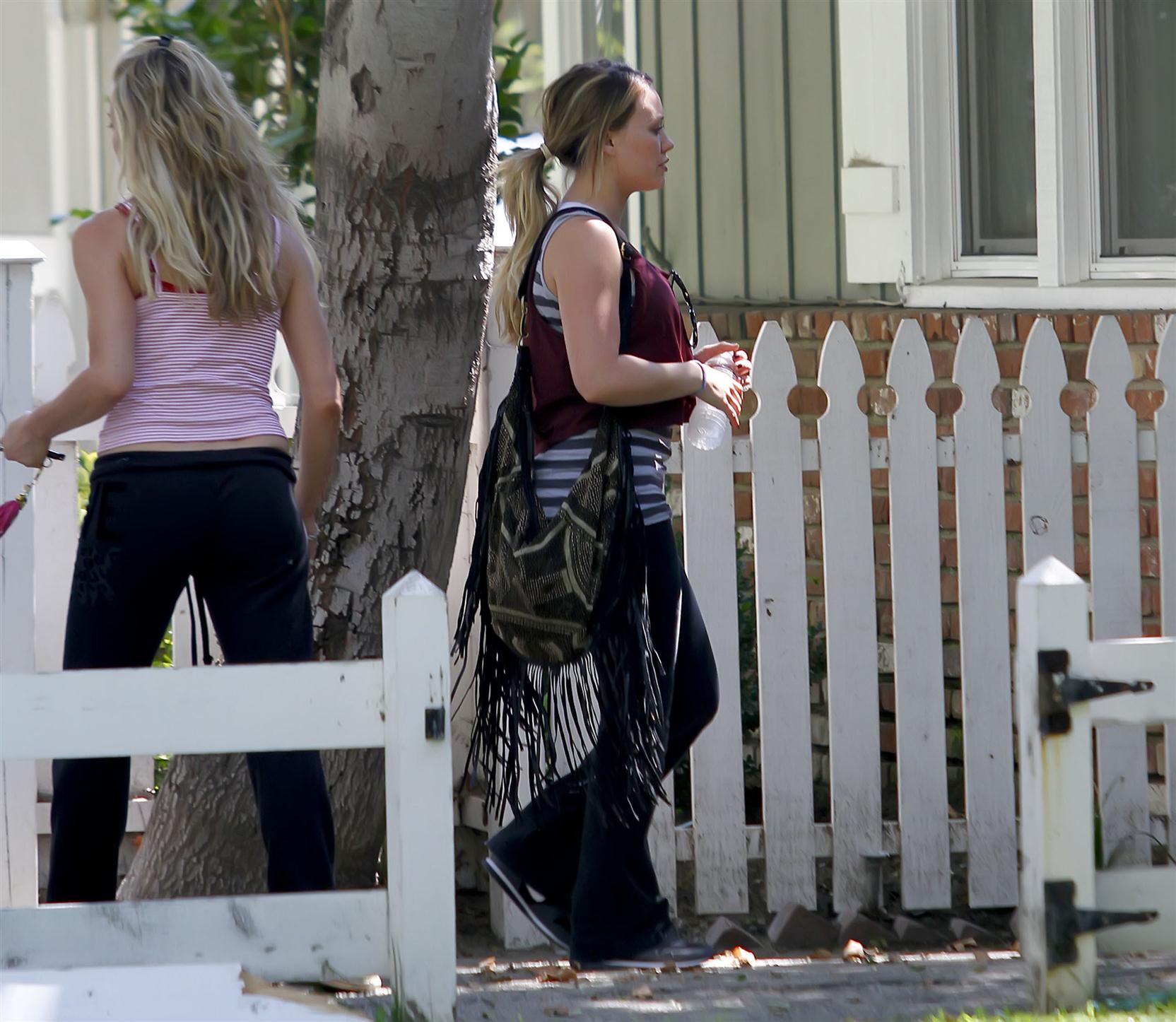 Hilary Duff pregnant star arriving for a yoga class | Picture 67675